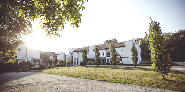Blick auf das Hotel Waldeck, umgeben von viel Gr&uuml;n und Natur im Rottal