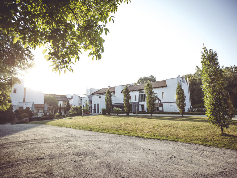Blick auf das Hotel Waldeck, umgeben von viel Grün und Natur im Rottal