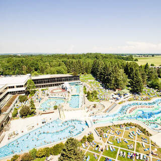 Eine Luftaufnahme des weitläufigen Wasserparks im Johannesbad Therme Bad Füssing.
