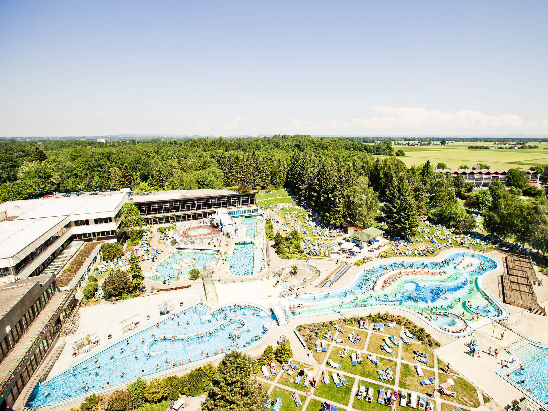 Eine Luftaufnahme des weitläufigen Wasserparks im Johannesbad Therme Bad Füssing.