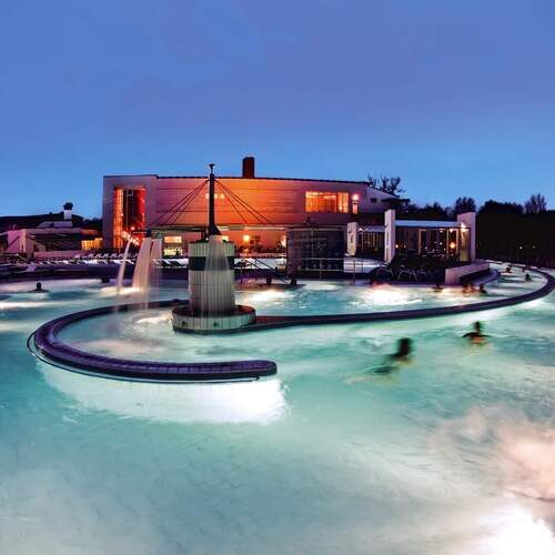 Eine in der Dunkelheit illuminierter Pool in der Europa Therme Bad Füssing.