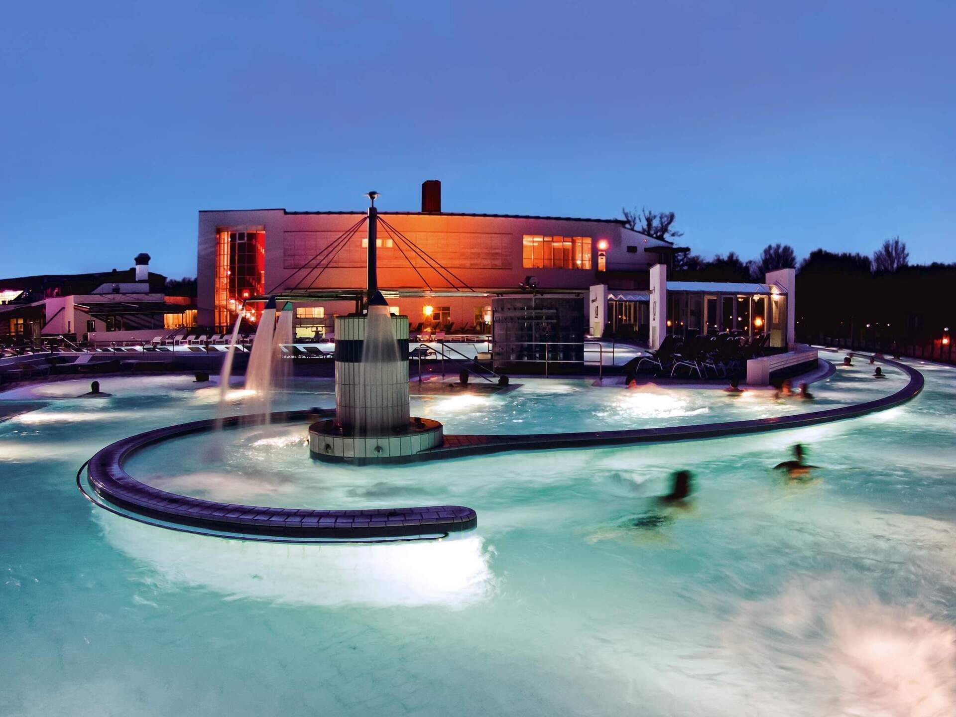 Eine in der Dunkelheit illuminierter Pool in der Europa Therme Bad Füssing.