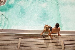 Ein ruhiger Moment eines Paares am Beckenrand in der Johannesbad Therme Bad Füssing.