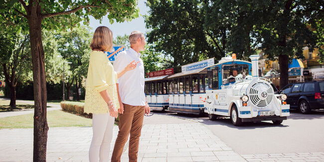 Ein Paar bei einem Spaziergang in der Stadt während des Kururlaubs in Bad Füssing.